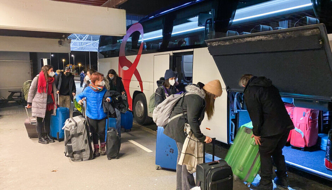De første internasjonale studentene ankom Universitetet i Agder 29. desember. Fra flyplassen ble de kjørt i buss til 10 dagers opphold på karantenehotell. De første internasjonale studentene ankom Universitetet i Agder 29. desember. Fra flyplassen ble de kjørt i buss til 10 dagers opphold på karantenehotell.