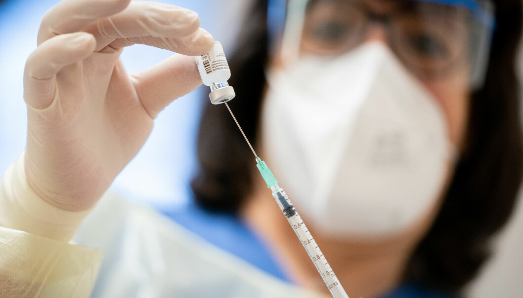 Mye av midlene til forskning har gått til utvikling av vaksiner. Her settes en vaksine på et sykehus i Berlin onsdag denne uka.