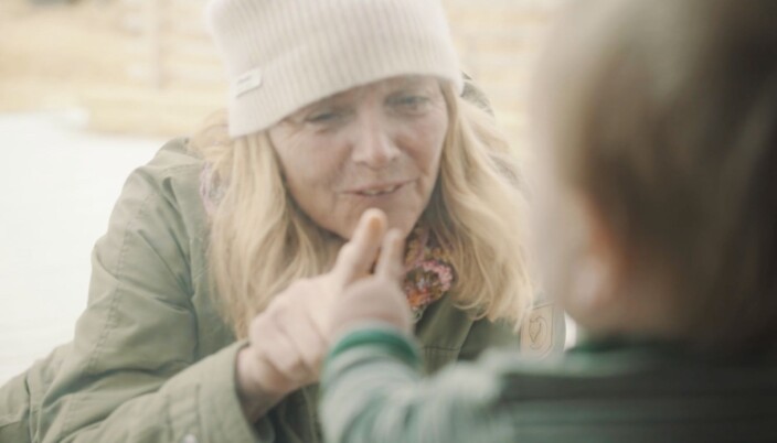 Bestemor på besøk, på utsiden av studevinduet Bestemor på besøk, på utsiden av studevinduet
