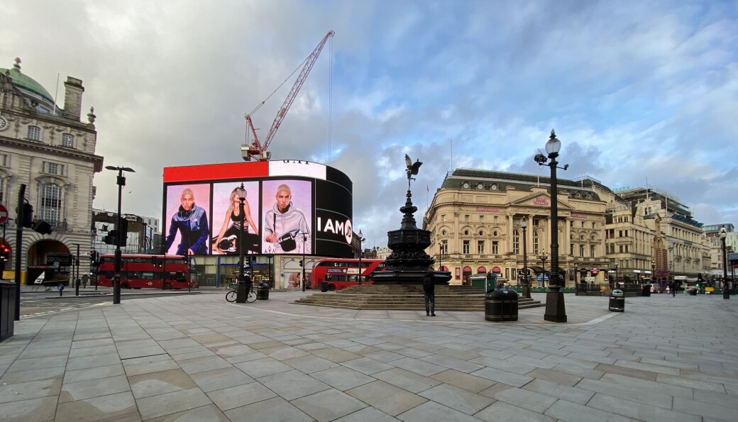 Picadilly Circus i London, normalt tettpakket av mennesker ligger fullstendig øde. — En nesten post-apokalyptisk stemning, beskriver Mathias Ambjør. Picadilly Circus i London, normalt tettpakket av mennesker ligger fullstendig øde. — En nesten post-apokalyptisk stemning, beskriver Mathias Ambjør.