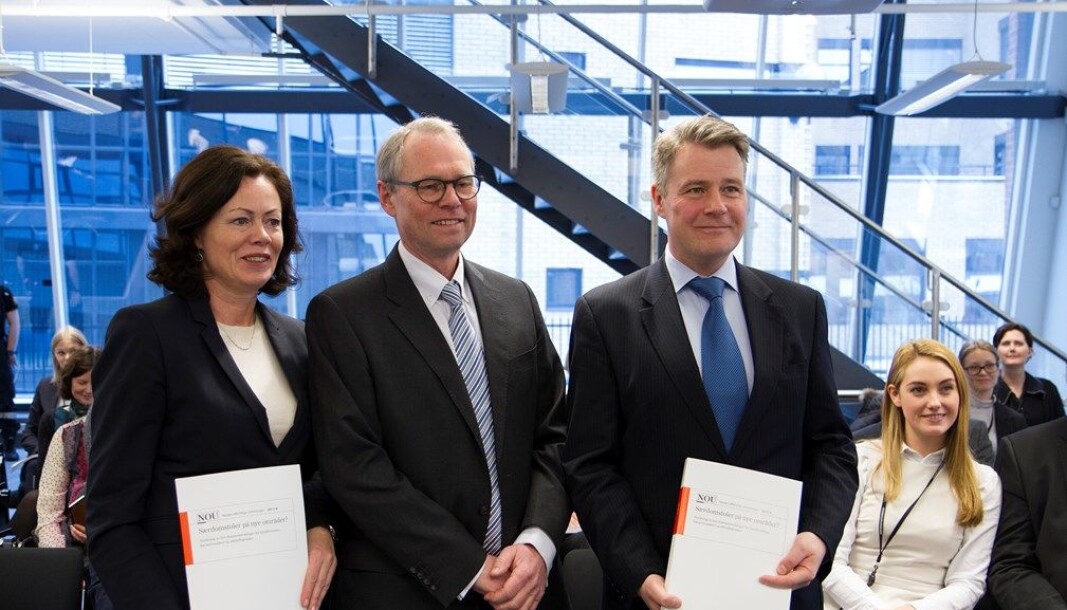 Jussprofessor Hans Petter graver i midten, ledet særdomstolsutvalget. Her under overrekkelsen av den endelige utredningen til daværende statsråder Solveig Horne og Per Willy Amundsen. Jussprofessor Hans Petter graver i midten, ledet særdomstolsutvalget. Her under overrekkelsen av den endelige utredningen til daværende statsråder Solveig Horne og Per Willy Amundsen.