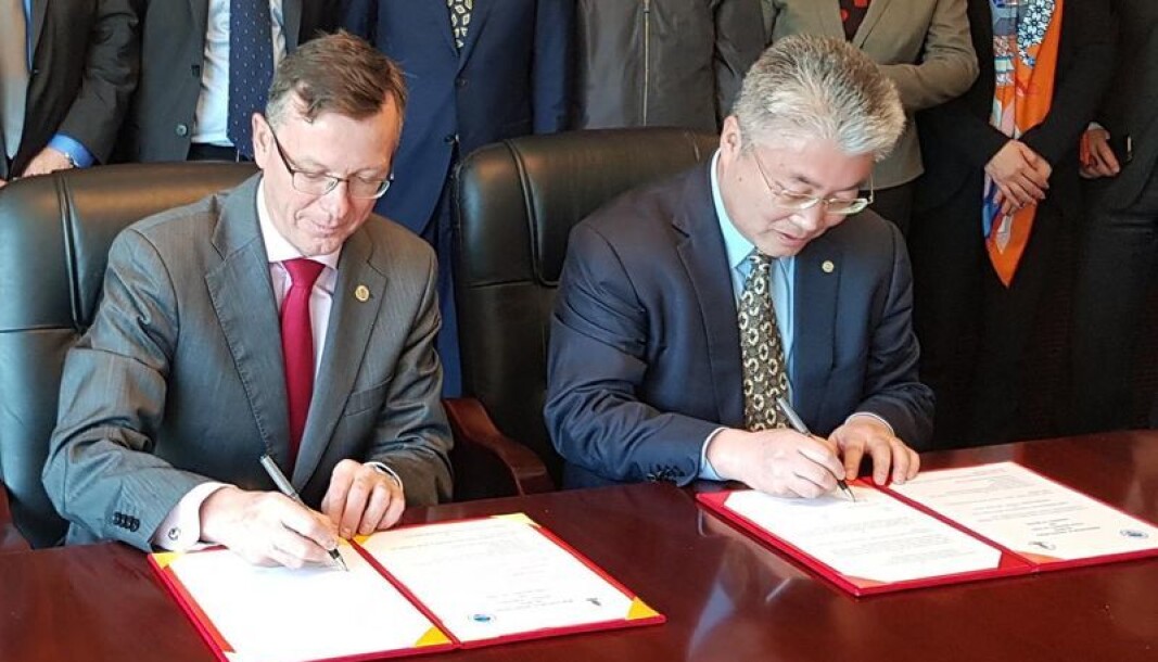 Universitetet i Bergen undertegnet en avtale om marint forskningssamarbeid med det største marine universitetet i Kina, Ocean University of China. Her er UiB-rektor Dag Rune Olsen sammen med OUC-president Yu Zhigang under signeringen av avtalen. I et styremøte opplyste Olsen at UiB bare skulle betale for egne ansatte i prosjektet. Det hevder han som inntil nå har styrt samarbeidet er feil.. Universitetet i Bergen undertegnet en avtale om marint forskningssamarbeid med det største marine universitetet i Kina, Ocean University of China. Her er UiB-rektor Dag Rune Olsen sammen med OUC-president Yu Zhigang under signeringen av avtalen. I et styremøte opplyste Olsen at UiB bare skulle betale for egne ansatte i prosjektet. Det hevder han som inntil nå har styrt samarbeidet er feil..