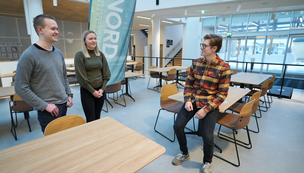 Førsteamanuensis Lars Berton Elnan Garnvik (t.h.) ved fakultet for sykepleie og helsevitenskap ved Nord universitet. Her sammen med studentene Christoffer Voldseth og Frida Forr. Førsteamanuensis Lars Berton Elnan Garnvik (t.h.) ved fakultet for sykepleie og helsevitenskap ved Nord universitet. Her sammen med studentene Christoffer Voldseth og Frida Forr.