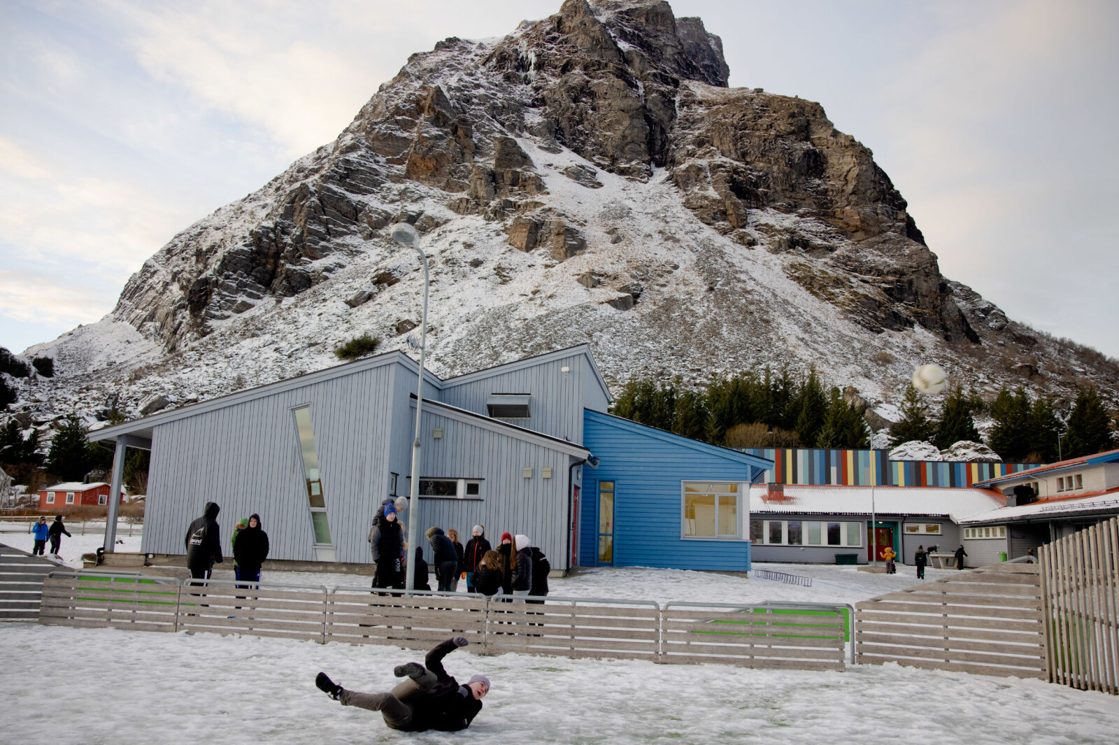 Ein av spelarane ofrar seg i ballbingen på Lovund skole, som ligg tett på det mektige Lovundfjellet, 623 meter over havet. Skulen har 85 elevar fordelt på barne- og ungdomstrinn, der ulike klassetrinn har undervisning saman. Ein av spelarane ofrar seg i ballbingen på Lovund skole, som ligg tett på det mektige Lovundfjellet, 623 meter over havet. Skulen har 85 elevar fordelt på barne- og ungdomstrinn, der ulike klassetrinn har undervisning saman.