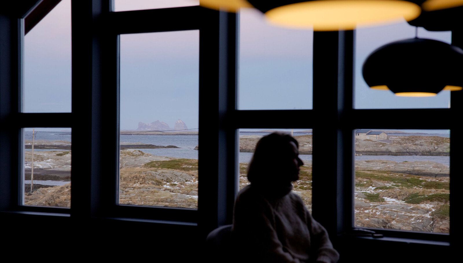— Barndommen var fri ,og vi ungane ordna oss i stor grad sjølve. Eg trur det lærte oss å ta initiativ, seier Aino Olaisen. No vil ho bidra til å skape framtidas distriktsskule med tett kopling til lokalsamfunn og arbeidsliv som grunnmur. Ut dei store vindauga i kontorlokala har ho utsikt til naboøya Træna, endå lenger ut i havet. — Barndommen var fri ,og vi ungane ordna oss i stor grad sjølve. Eg trur det lærte oss å ta initiativ, seier Aino Olaisen. No vil ho bidra til å skape framtidas distriktsskule med tett kopling til lokalsamfunn og arbeidsliv som grunnmur. Ut dei store vindauga i kontorlokala har ho utsikt til naboøya Træna, endå lenger ut i havet.