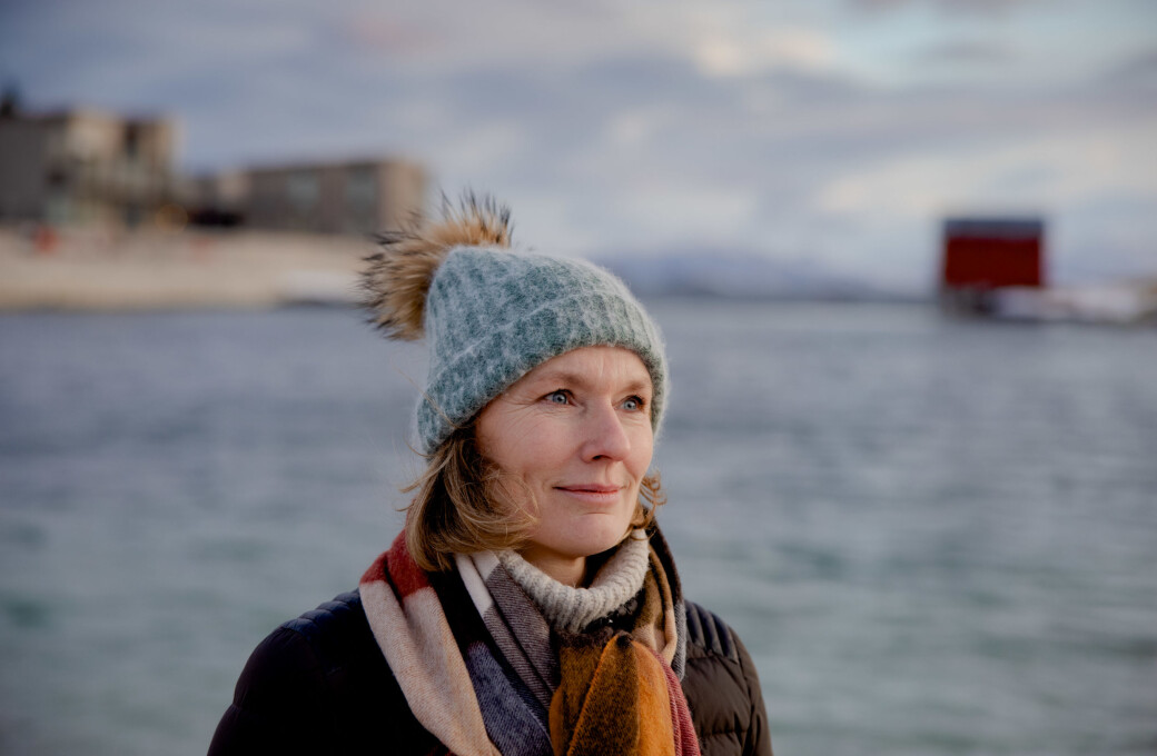 Ein gong ville også Aino Olaisen bort. Ho drog ut i verda for å studere fransk og spansk. Seinare studerte ho på Fiskerihøgskolen, etter at ho hadde tatt — kanskje ikkje typisk for oppdrettsnæringa — mellomfag i latin-amerikansk historie. Ein gong ville også Aino Olaisen bort. Ho drog ut i verda for å studere fransk og spansk. Seinare studerte ho på Fiskerihøgskolen, etter at ho hadde tatt — kanskje ikkje typisk for oppdrettsnæringa — mellomfag i latin-amerikansk historie.