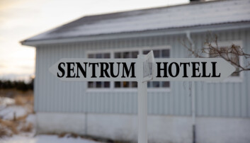 Lovund har fem kilometer veg, eit fjell og eit hotell. Lovund har fem kilometer veg, eit fjell og eit hotell.