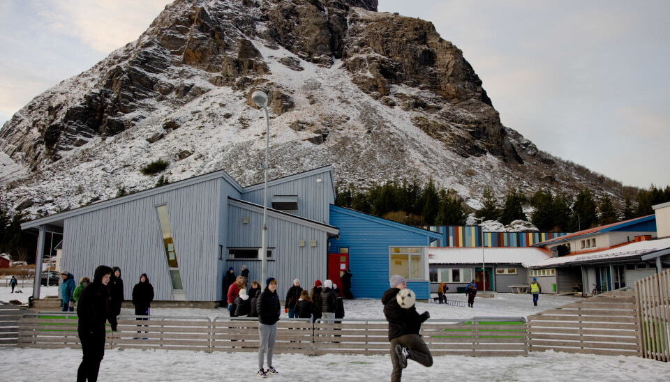 Vi vil ikke godta at distriktene mister innbyggere og kompetanse i den målestokken som nå, skriver Nina Sandberg og Torstein Tvedt Solberg. Bildet er fra Lovund, der en laksemilliardær tar grep - blant annet med en tidligere Nesna-rektor på laget.