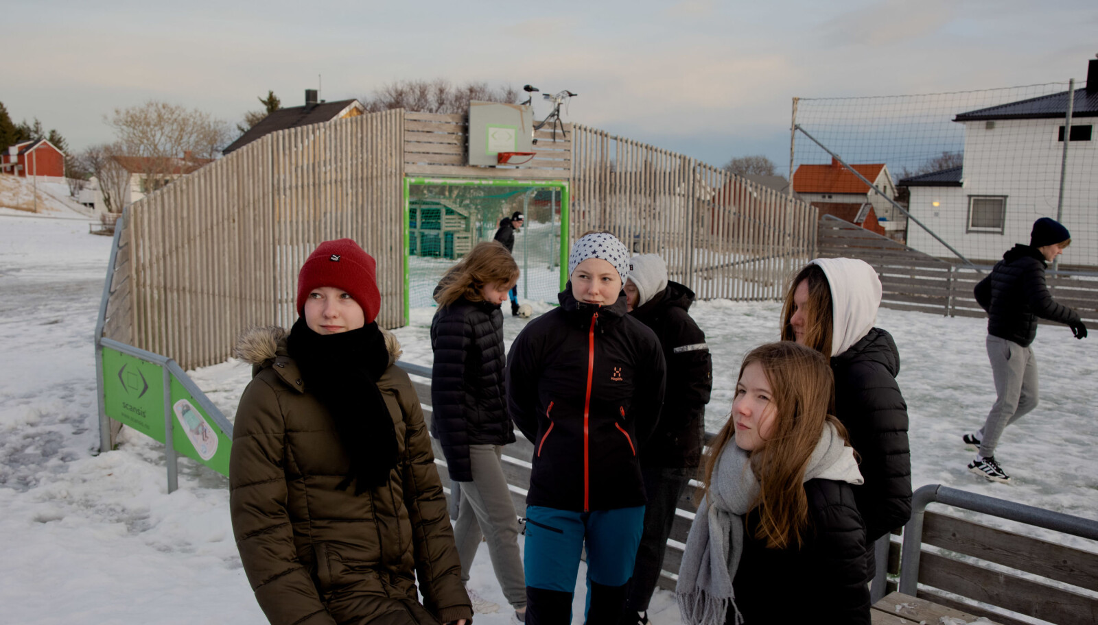 Dei går siste året på ungdomsskulen, og til hausten blir det hybelliv på fastlandet. Deretter blir det truleg meir utdanning, og så kjem dei kanskje tilbake for å busetje seg på øya. Nora Fjellgaard (i midten) er heilt sikker, ho vil bli lærar på Lovund. Ved sida av henne står (frå venstre): Milla Rasmussen, Pia Celine Nergård og Kristina Edel Lovund. Dei går siste året på ungdomsskulen, og til hausten blir det hybelliv på fastlandet. Deretter blir det truleg meir utdanning, og så kjem dei kanskje tilbake for å busetje seg på øya. Nora Fjellgaard (i midten) er heilt sikker, ho vil bli lærar på Lovund. Ved sida av henne står (frå venstre): Milla Rasmussen, Pia Celine Nergård og Kristina Edel Lovund.