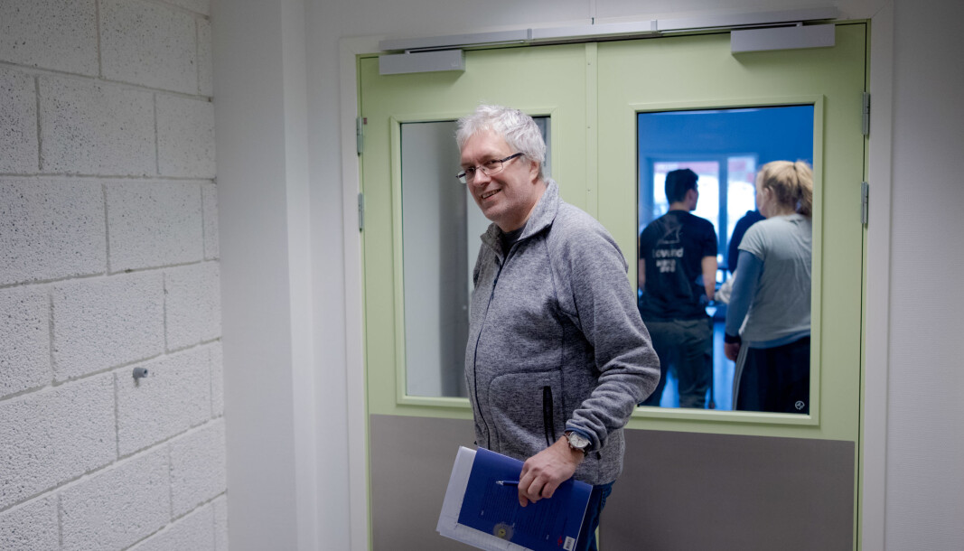 Lærar Øystein Thomassen gjekk på Lovund skule og hadde to stadig travlare laksegründarar som lærarar. No har fleire av hans eigne barn blitt vaksne, tatt utdanning og kome tilbake til øya og fått arbeid her. Lærar Øystein Thomassen gjekk på Lovund skule og hadde to stadig travlare laksegründarar som lærarar. No har fleire av hans eigne barn blitt vaksne, tatt utdanning og kome tilbake til øya og fått arbeid her.