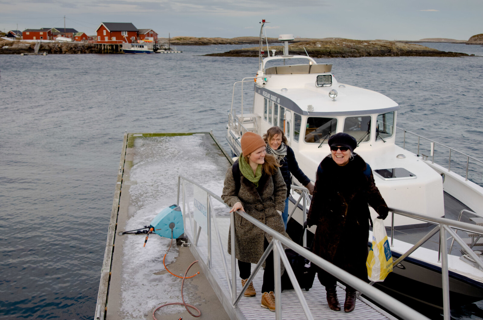 Skyssbåten har lagt til kai, og først opp landgangen kjem gamlerektoren, Arna Meisfjord. Med seg har ho to andre medlemmer i styringsgruppa for verdas beste distriktsskule med seg. Jenny Myklebust, leiar for Folkeaksjonen for høyere utdanning på Helgeland og Renate Nordnes i Utdanningsforbundet. Skyssbåten har lagt til kai, og først opp landgangen kjem gamlerektoren, Arna Meisfjord. Med seg har ho to andre medlemmer i styringsgruppa for verdas beste distriktsskule med seg. Jenny Myklebust, leiar for Folkeaksjonen for høyere utdanning på Helgeland og Renate Nordnes i Utdanningsforbundet.