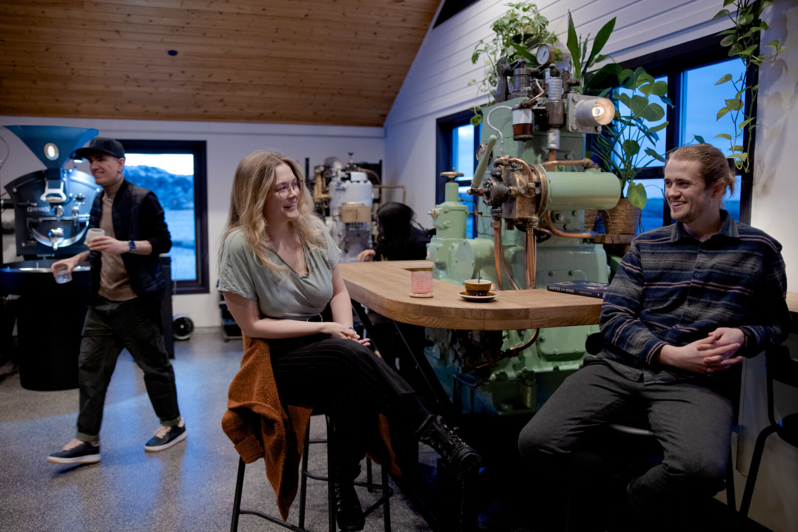 Sunnmøringen Lisa Yvonne Mele er (28) og finnmarkingen Aslak Todal (26) er inne i sin første vinter på øya og har så langt tru på at det er plass til både sosialantropologiar og sivilingeniørar her ute. Oleksii Virych frå Kiev, Ukraina, sørger for urban caffe latte. Det bur folk frå 15 nasjonar på Lovund. Sunnmøringen Lisa Yvonne Mele er (28) og finnmarkingen Aslak Todal (26) er inne i sin første vinter på øya og har så langt tru på at det er plass til både sosialantropologiar og sivilingeniørar her ute. Oleksii Virych frå Kiev, Ukraina, sørger for urban caffe latte. Det bur folk frå 15 nasjonar på Lovund.