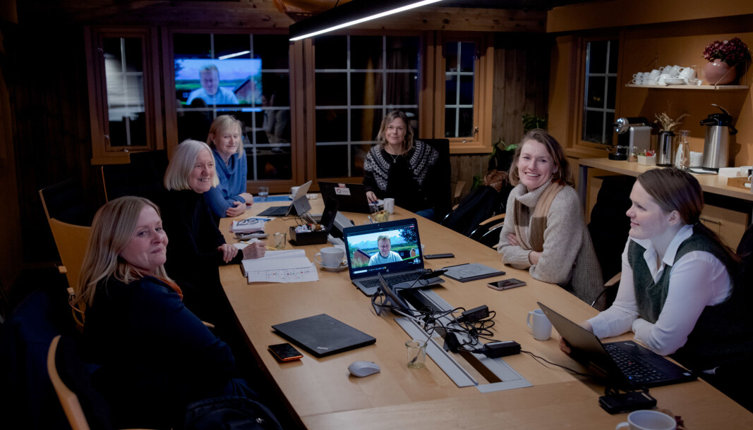 Tidlegare i år var Aino Olaisen (i midten til høgre) og representantar for utdanningssektoren på Helgeland og Folkeaksjonen for høgare utdanning samla på Lovund for å starte prosjektet for framtidas distriktsskule, som er tenkt knytt til ei ny lærarutdanning på Nesna. . Tidlegare i år var Aino Olaisen (i midten til høgre) og representantar for utdanningssektoren på Helgeland og Folkeaksjonen for høgare utdanning samla på Lovund for å starte prosjektet for framtidas distriktsskule, som er tenkt knytt til ei ny lærarutdanning på Nesna. .