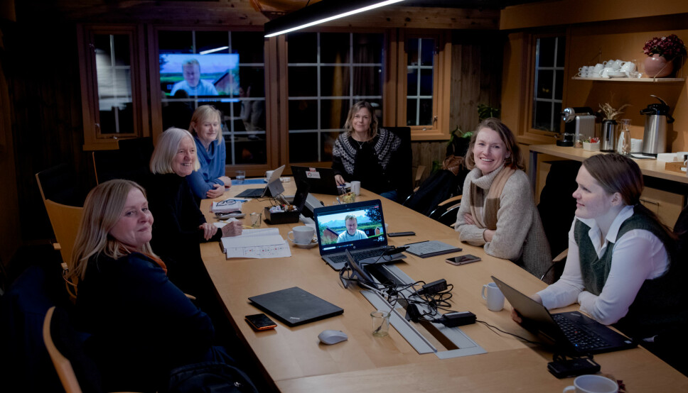 Tidlegare i år var Aino Olaisen (i midten til høgre) og representantar for utdanningssektoren på Helgeland og Folkeaksjonen for høgare utdanning samla på Lovund for å starte prosjektet for framtidas distriktsskule, som er tenkt knytt til ei ny lærarutdanning på Nesna. .