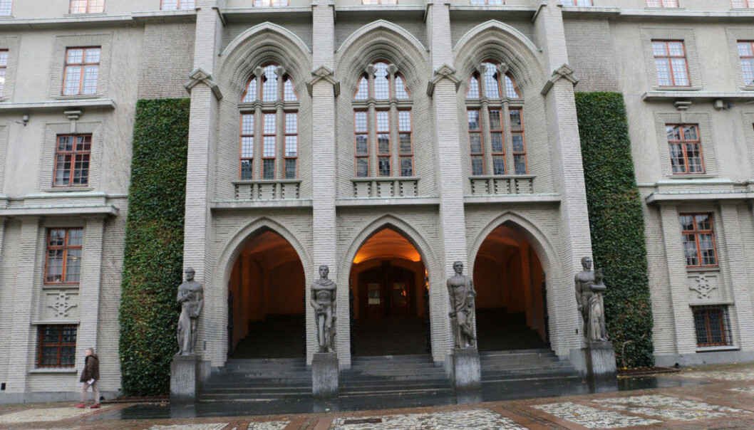 Den nå pensjonerte professoren er dømt for bedrageri med reiseregninger i Bergen tingrett. Den nå pensjonerte professoren er dømt for bedrageri med reiseregninger i Bergen tingrett.