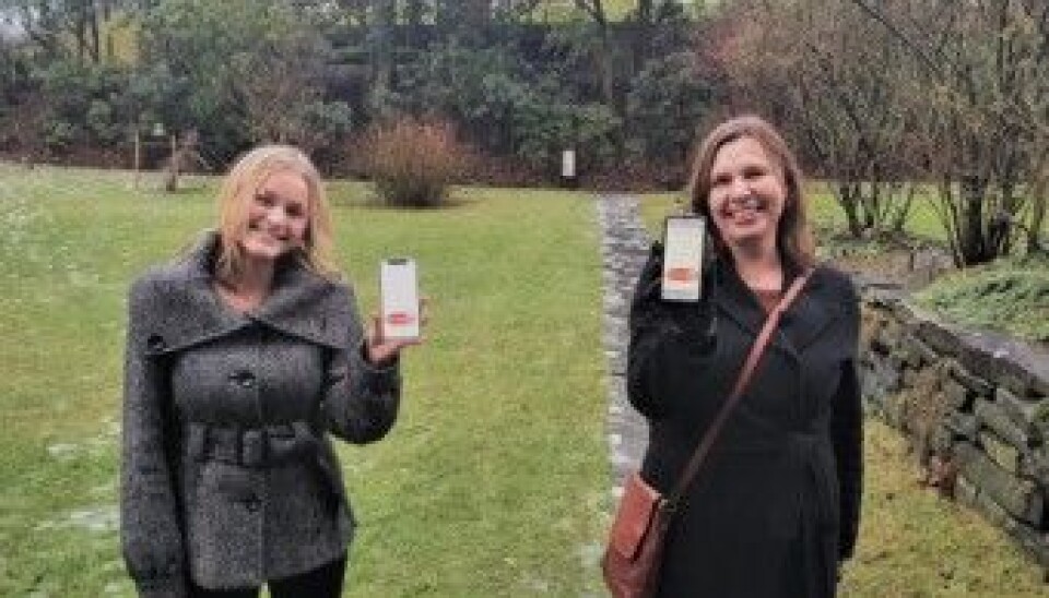 Ellen Alvilde Arge og Anne-Lise Nordgulen viser frem Hubro.