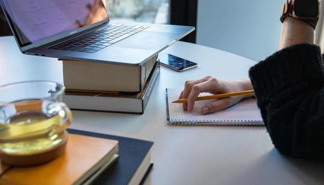 Slik sit ein altså, og både studerer og jobbar. Og slik vil eksamen òg verta for mange studentar denne våren - heime, framfor PC-skjermen. Slik sit ein altså, og både studerer og jobbar. Og slik vil eksamen òg verta for mange studentar denne våren - heime, framfor PC-skjermen.