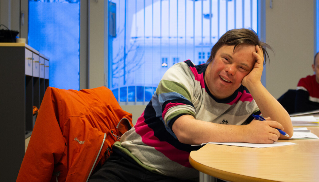 Khronos utsendte fotograf, Rebecca Pettersson, møtte Ole Magnus Oterhals på Voksenopplæringen i Molde fredag. Her tar han timer ved siden av alt det andre han holder på med, som for eksempel undervisning ved Høgskolen i Molde og ulike forskningsprosjekt. Khronos utsendte fotograf, Rebecca Pettersson, møtte Ole Magnus Oterhals på Voksenopplæringen i Molde fredag. Her tar han timer ved siden av alt det andre han holder på med, som for eksempel undervisning ved Høgskolen i Molde og ulike forskningsprosjekt.