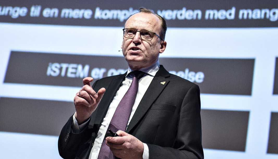 Det blåser kraftig rundt Flemming Besenbacher i Carlsbergfondet etter lekkasjer av en rekke e-poster til rektoren ved Aarhus Universitet. Det blåser kraftig rundt Flemming Besenbacher i Carlsbergfondet etter lekkasjer av en rekke e-poster til rektoren ved Aarhus Universitet.