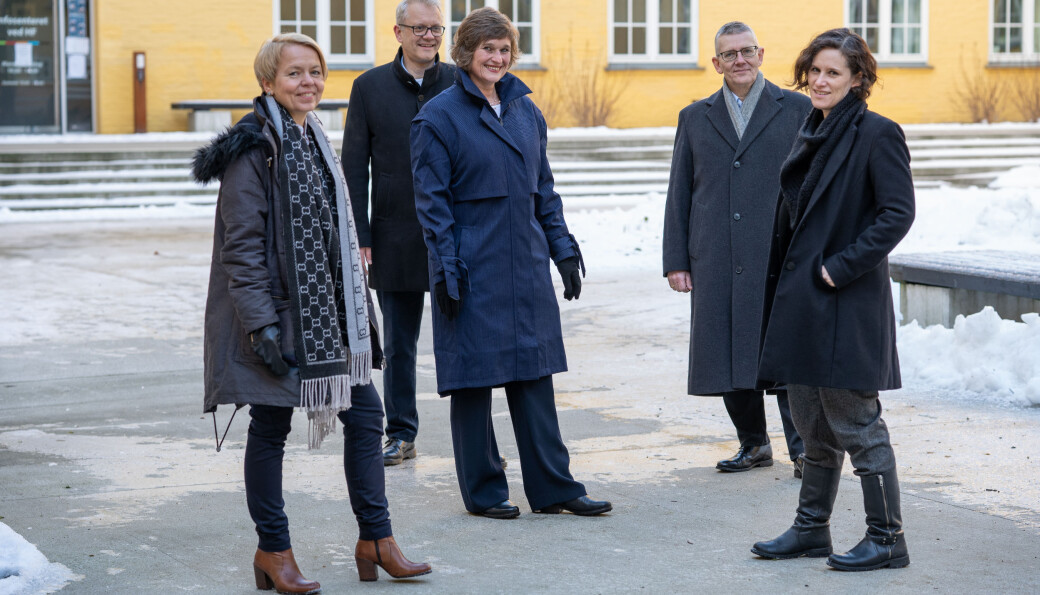 Oddrun Samdal er rektorkandidat, men plattforma til Team Samdal er førebels ikkje klar. Ho har med seg (frå venstre) Camilla Brautaset, Nils Gunnar Kvamstø, Arne Tjølsen og Kristine Jørgensen. Oddrun Samdal er rektorkandidat, men plattforma til Team Samdal er førebels ikkje klar. Ho har med seg (frå venstre) Camilla Brautaset, Nils Gunnar Kvamstø, Arne Tjølsen og Kristine Jørgensen.