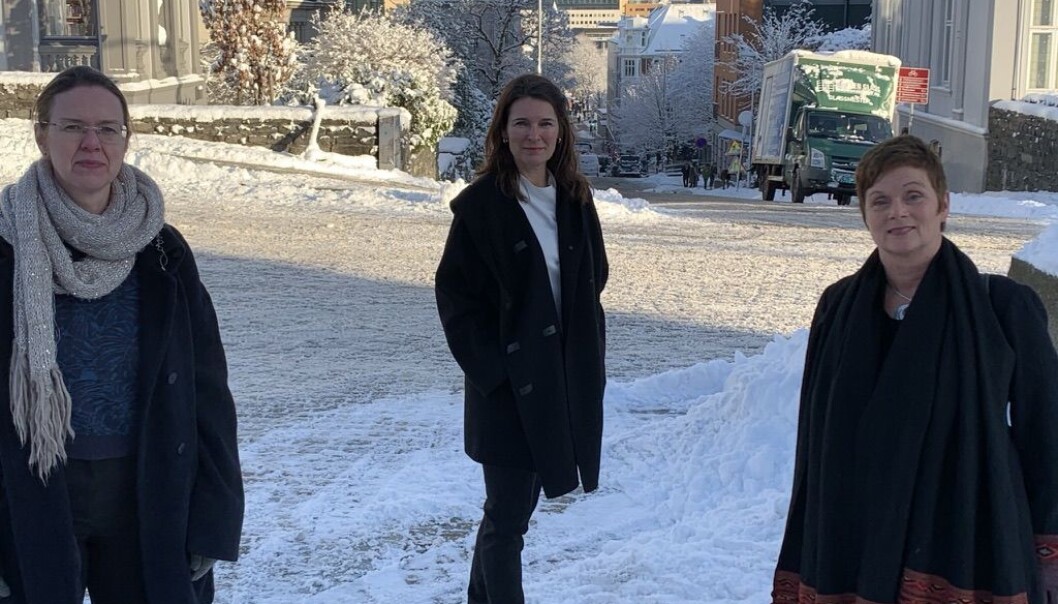 Elisabeth Ivarsflaten, Marit Skivenes og Siri Gloppen ønskjer seg eitt statsvitskapeleg institutt ved Universitetet i Bergen. Dei tre kvinnene leiar i dag kvart sitt forskingssenter, og hentar inn eksterne midlar. Elisabeth Ivarsflaten, Marit Skivenes og Siri Gloppen ønskjer seg eitt statsvitskapeleg institutt ved Universitetet i Bergen. Dei tre kvinnene leiar i dag kvart sitt forskingssenter, og hentar inn eksterne midlar.