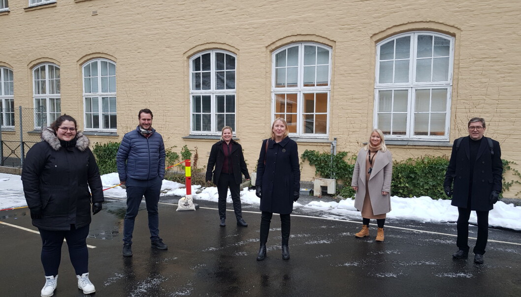 Martine Jordana Baarholm, Helge André Njåstad, Silje Hjemdal, Margareth Hagen, Sandra Krumsvik og Frode Thorsen utanfor Nygård skole, der Griegakademiet held til i dag. Martine Jordana Baarholm, Helge André Njåstad, Silje Hjemdal, Margareth Hagen, Sandra Krumsvik og Frode Thorsen utanfor Nygård skole, der Griegakademiet held til i dag.