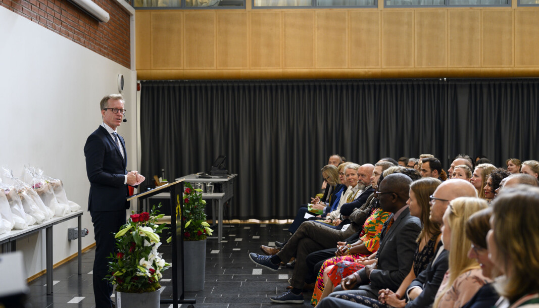 Doktorgradskreering ved OsloMet i 2019 med rektor Curt Rice på podiet. Dette året viste tallene at 58 prosent av de som startet på doktorgradsprogrammene seks år tidligere hadde fullført. Doktorgradskreering ved OsloMet i 2019 med rektor Curt Rice på podiet. Dette året viste tallene at 58 prosent av de som startet på doktorgradsprogrammene seks år tidligere hadde fullført.