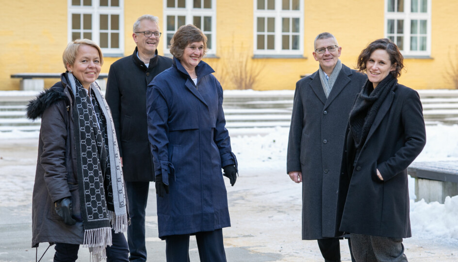 Viserektor for utdanning, Oddrun Samdal (midten) stiller som rektorkandidat saman med (frå venstre) Camilla Brautaset, Nils Gunnar Kvamstø, Arne Tjølsen og Kristine Jørgensen.