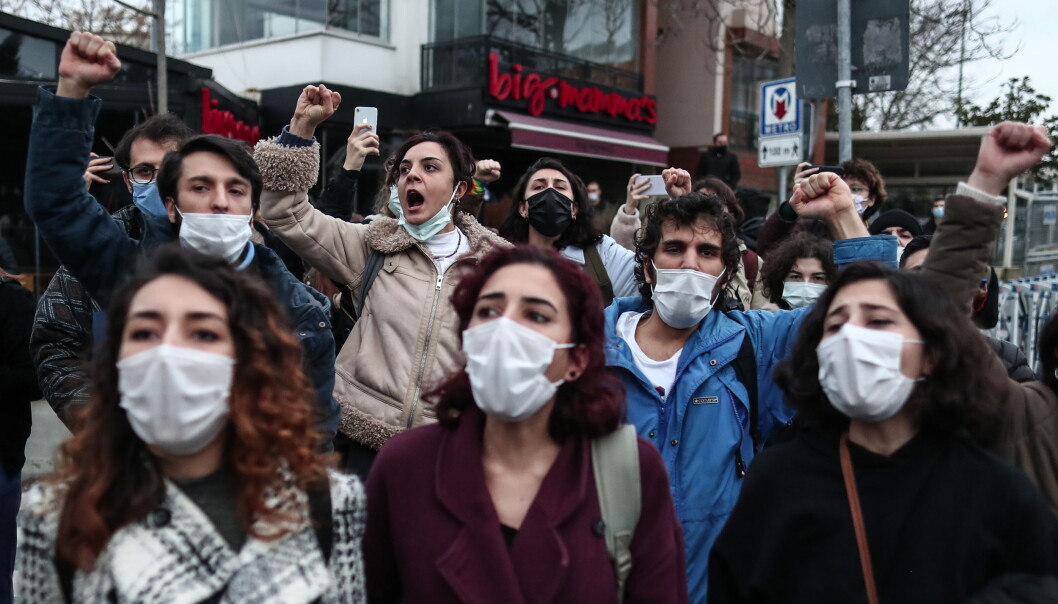 Studenter roper slagord utenfor Bogazici University under en av mange protester de siste ukene. Studenter roper slagord utenfor Bogazici University under en av mange protester de siste ukene.