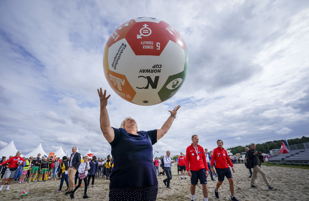 Statsminister Erna Solberg har tatt med fotballar påtrykt FNs berekraftmål over heile verda for å reklamere for arbeidet. Men forskarar er kritiske til framdrifta i Solbergs arbeid. I fjor retta også Riksrevisjonen skarp kritikk mot regjeringa for å ikkje gjere nok i berekraftarbeidet. Bildet er frå Norway Cup. Statsminister Erna Solberg har tatt med fotballar påtrykt FNs berekraftmål over heile verda for å reklamere for arbeidet. Men forskarar er kritiske til framdrifta i Solbergs arbeid. I fjor retta også Riksrevisjonen skarp kritikk mot regjeringa for å ikkje gjere nok i berekraftarbeidet. Bildet er frå Norway Cup.
