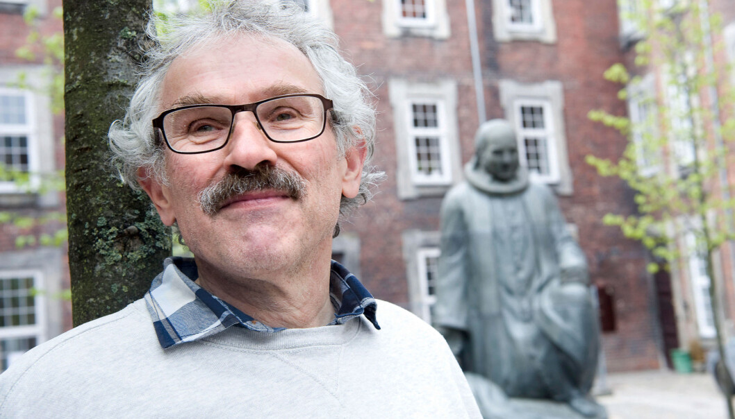 — Selv om lederne fortsatt er forskere har du en corporate culture i ledelsen, sier Peter Harder. Her er han fotografert ved en statue av Grundtvig. — Selv om lederne fortsatt er forskere har du en corporate culture i ledelsen, sier Peter Harder. Her er han fotografert ved en statue av Grundtvig.