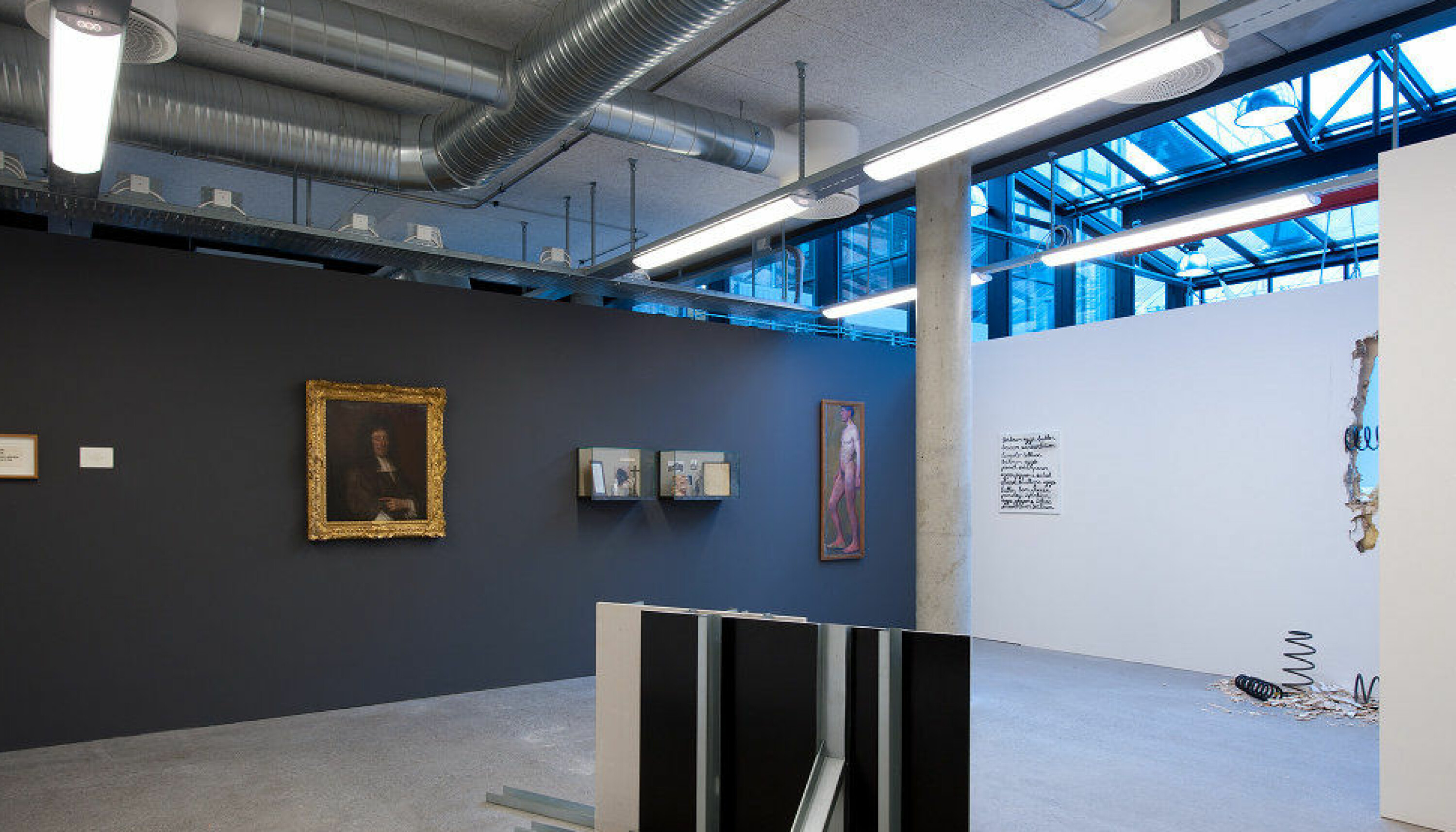 Akten, det høye, avlange maleriet i hjørnet av rommet på dette bildet, er malt av Thorvald Erichsen. Bildet er tatt i 2010 fra utstillingen -akademi; satt opp av Dag Erik Elgin.