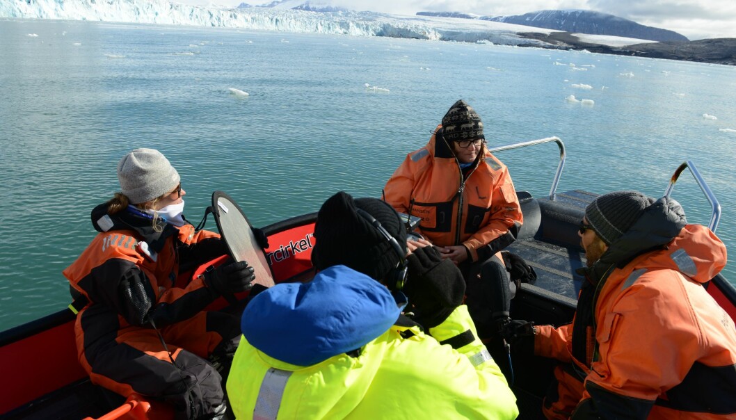 Katrine Husum frå Norsk Polarinstitutt har vore på mange tokt. Biletet er frå eit intervju med SkyNews på Kongsfjorden på Svalbard.