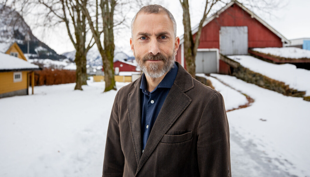 Stein Conradsen tek doktorgrad i vaksen alder. Han har hovudfag i pedagogikk og jobba deretter lenge i spesialisthelsetenesta som rådgivar. No er han høgskulelektor og forskar ved Høgskulen i Volda. Stein Conradsen tek doktorgrad i vaksen alder. Han har hovudfag i pedagogikk og jobba deretter lenge i spesialisthelsetenesta som rådgivar. No er han høgskulelektor og forskar ved Høgskulen i Volda.