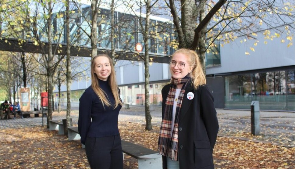 Xenia Cappelen (t.v.) og Maja Elisabeth Mikkelsen i Norsk medisinstudentforening er bekymret for studentenes helse.