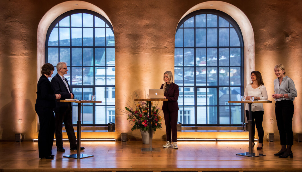 I eit vanleg år ville det vore publikum i aulaen, No var dei to rektorkandidatane, deira prorektorkandidatar og debattleiar Hilde Sandvik temmeleg åleine. I eit vanleg år ville det vore publikum i aulaen, No var dei to rektorkandidatane, deira prorektorkandidatar og debattleiar Hilde Sandvik temmeleg åleine.