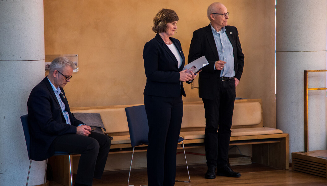 Prorektorkandidat Nils Gunnar Kvamstø (sitjande) og rektorkandidat Oddrun Samdal kunne ikkje ha med seg dei tre andre i rektorlaget til aulaen. Jarle Eid har leia leitekomiteen som skulle sikra at det vart minst to kandidatar i valet. Prorektorkandidat Nils Gunnar Kvamstø (sitjande) og rektorkandidat Oddrun Samdal kunne ikkje ha med seg dei tre andre i rektorlaget til aulaen. Jarle Eid har leia leitekomiteen som skulle sikra at det vart minst to kandidatar i valet.