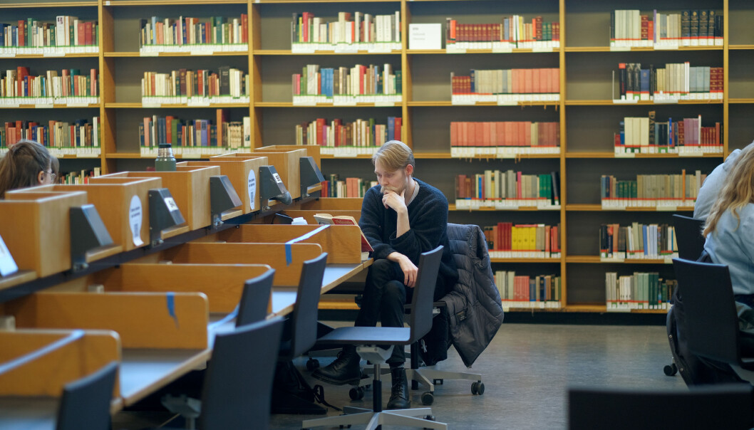 — Det er rett og slett lettere å konsentrere seg og få gjort noe i disse omgivelsene, sier Jonas Ludvigsen (26). Her fra studentbiblioteket Sophus Bugge, ved Universitetet i Oslo. — Det er rett og slett lettere å konsentrere seg og få gjort noe i disse omgivelsene, sier Jonas Ludvigsen (26). Her fra studentbiblioteket Sophus Bugge, ved Universitetet i Oslo.