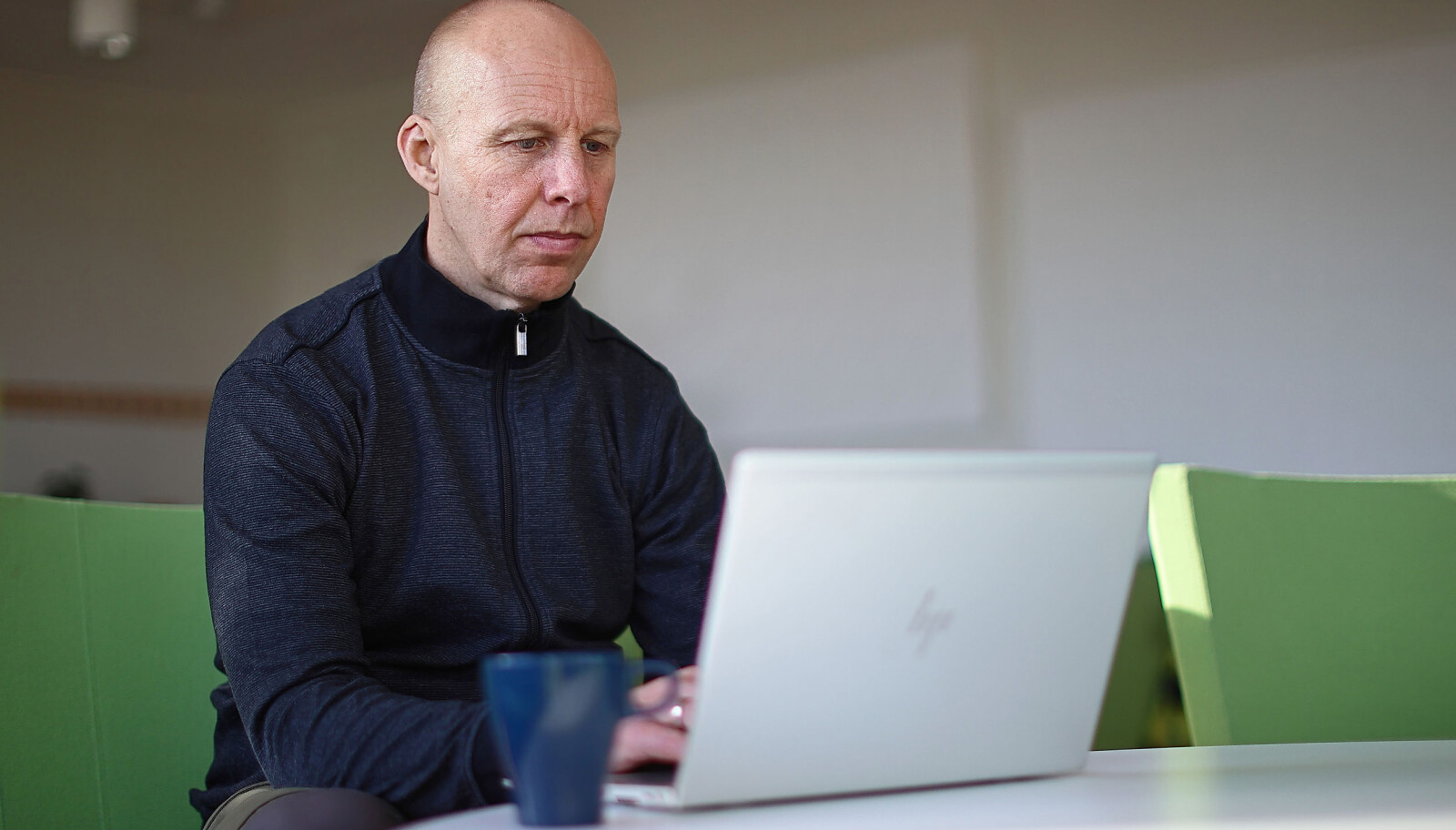Holgersson er for tiden i pappapermisjon. Men tiden frem til den var turbulent. Nå vet han heller ikke hvordan fremtiden ser ut. For fotograferingens skyld var han tilbake på Linköpings universitets campus i Norrköping. Holgersson er for tiden i pappapermisjon. Men tiden frem til den var turbulent. Nå vet han heller ikke hvordan fremtiden ser ut. For fotograferingens skyld var han tilbake på Linköpings universitets campus i Norrköping.