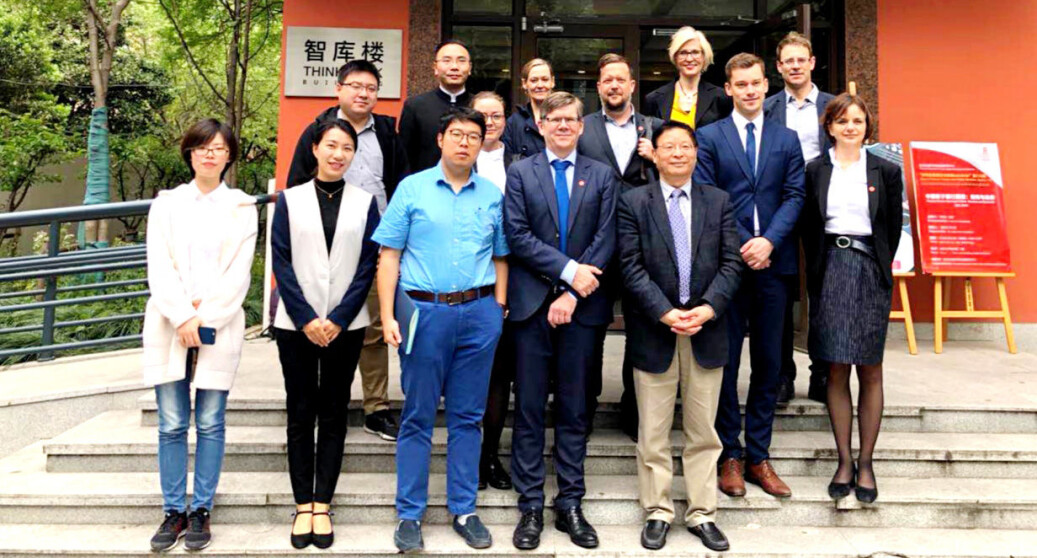 Også ved Fudan-universitetet er den akademiske fridomen under press. Det er ikkje eit problem for UiO, meiner rektor Svein Stølen. No vil han trappe opp samarbeidet med Kina. Bildet er frå ei delegasjonsreise og besøke ved Fudan i 2018. Også ved Fudan-universitetet er den akademiske fridomen under press. Det er ikkje eit problem for UiO, meiner rektor Svein Stølen. No vil han trappe opp samarbeidet med Kina. Bildet er frå ei delegasjonsreise og besøke ved Fudan i 2018.