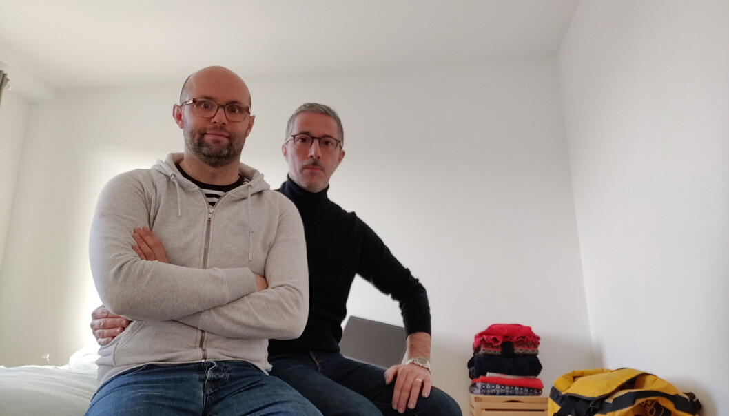 Guillaume Lapeyre og ektefellen Enzo Piccinato sit koronafast i Brussel. Piccinato har førebels ikkje jobb i Noreg, og synest det er vanskeleg å søkja jobbar før han er komen til Noreg - sidan det førebels er uvisst når det vert. Guillaume Lapeyre og ektefellen Enzo Piccinato sit koronafast i Brussel. Piccinato har førebels ikkje jobb i Noreg, og synest det er vanskeleg å søkja jobbar før han er komen til Noreg - sidan det førebels er uvisst når det vert.