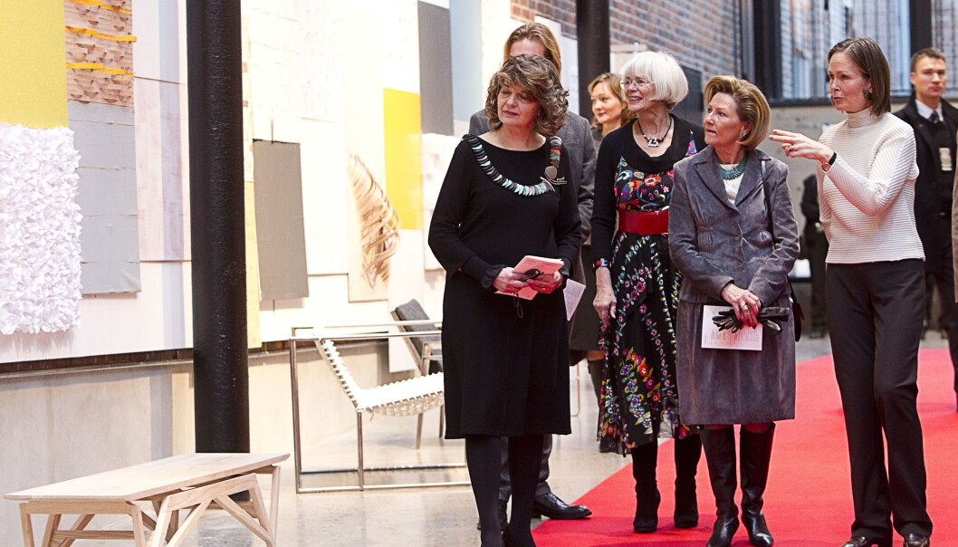 November 2010: Rektor ved Kunsthøgskolen Cecilie Broch Knudsen (t.v.) tar imot dronning Sonja og statsråd Tora Aasland under åpningen av nye lokaler for Kunsthøgskolen. Hva skjedde med arven fra Statens Kunstakademi på veien? November 2010: Rektor ved Kunsthøgskolen Cecilie Broch Knudsen (t.v.) tar imot dronning Sonja og statsråd Tora Aasland under åpningen av nye lokaler for Kunsthøgskolen. Hva skjedde med arven fra Statens Kunstakademi på veien?