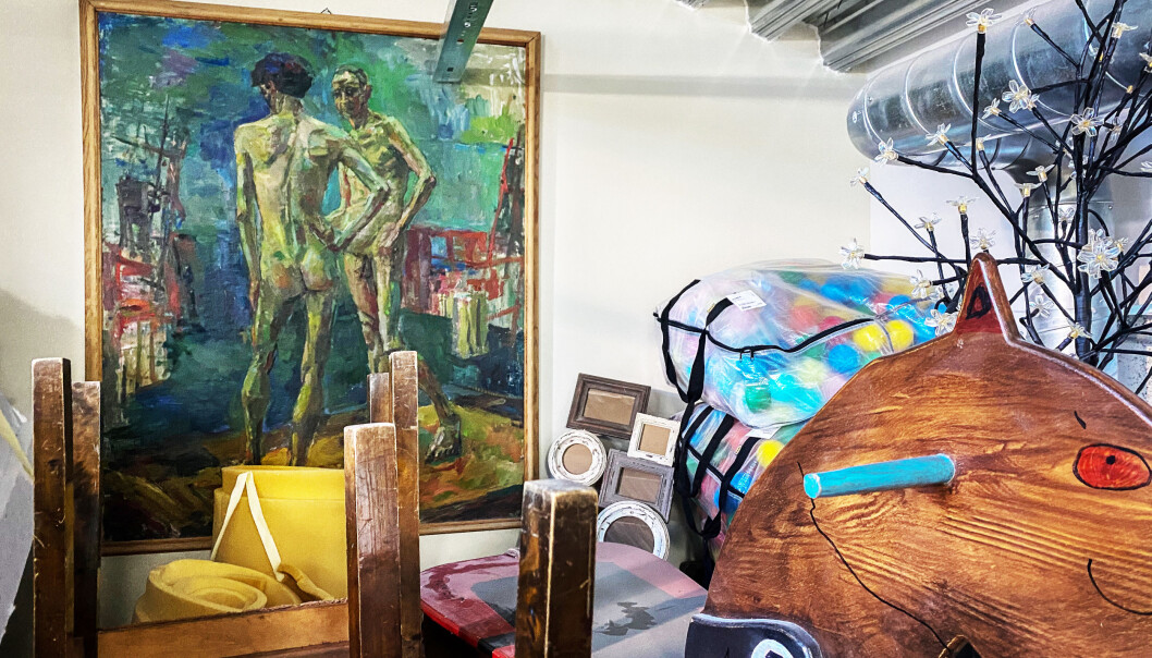 Slik henger et av Reidar Berges kunstverk bortgjemt på Kunsthøgskolen i Oslo. Slik henger et av Reidar Berges kunstverk bortgjemt på Kunsthøgskolen i Oslo.