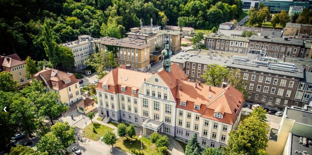 Polske medier omtaler saken om professoren ved Medical University of Gdansk (MUG) som forteller at han stryker utenlandske studenter for å øke inntjeningen, som en skandale. Polske medier omtaler saken om professoren ved Medical University of Gdansk (MUG) som forteller at han stryker utenlandske studenter for å øke inntjeningen, som en skandale.