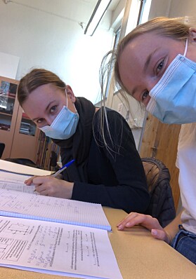 Når det ikke trenes, studeres det. Her sammen med studievenninnen Ingvild Wollebek, som for øvrig er en meget habil skiløper. Når det ikke trenes, studeres det. Her sammen med studievenninnen Ingvild Wollebek, som for øvrig er en meget habil skiløper.