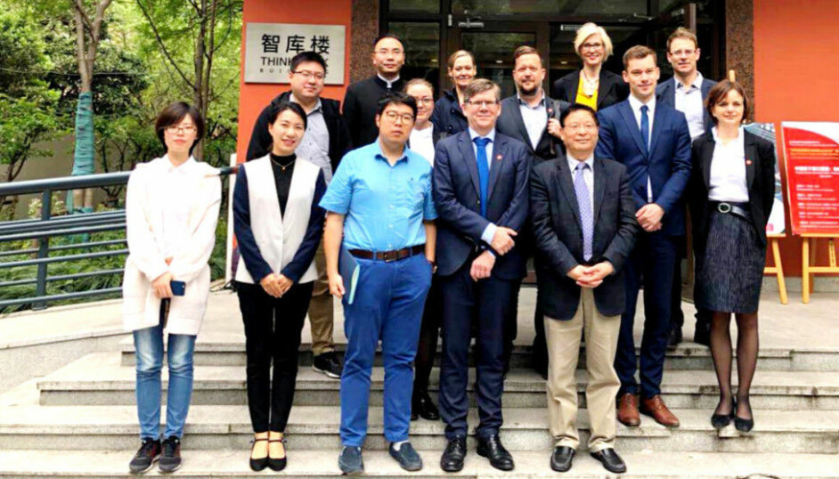 Her er representanter for Fudan-universitetet og Universitetet i Oslo samlet under UiOs delegasjonsreise til Kina i 2018.