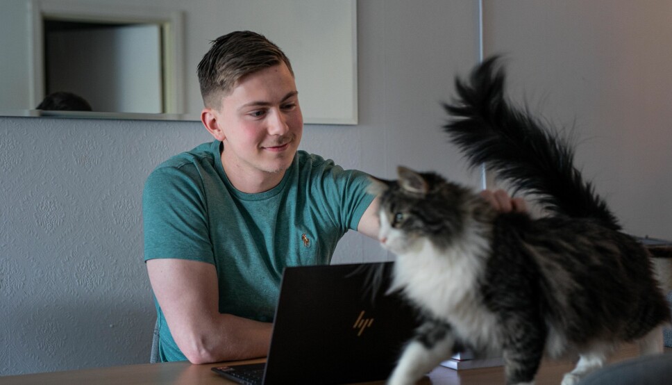 Det har blitt mye «hjemmekontor» på Robin Husom Jørgensen, her med katten Ludvig. Han studerer barnevern ved OsloMet som i fem år bruker kjønnspoeng for å rekruttere og tiltrekke seg flere mannlige søkere.