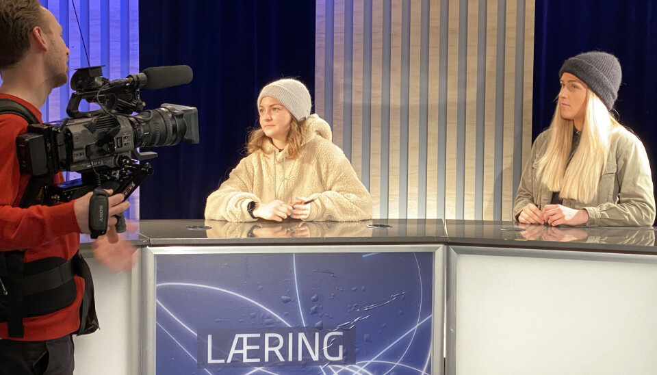 Studentene Nanna Aanderud-Larsen (fjernsyns- og multimedieproduksjon, t.v.) og Tomine Walmsness (journalistikk) er studentambassadører ved Universitetet i Stavanger og skal holde direktesendte infomøter under Åpen dag tirsdag.