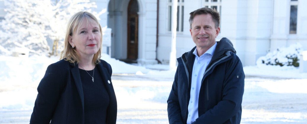 —Ingen får rapporten før torsdag, sier universitetsdirektør Robert Rastad ved Universitetet i Bergen som sier han ikke kjenner innholdet i rapporten. Heller ikke rektor og styreleder Margareth Hagen har fått presentert innholdet i rapporten fra granskingen av den såkalte praksisportal-saken før dagens styremøte. —Ingen får rapporten før torsdag, sier universitetsdirektør Robert Rastad ved Universitetet i Bergen som sier han ikke kjenner innholdet i rapporten. Heller ikke rektor og styreleder Margareth Hagen har fått presentert innholdet i rapporten fra granskingen av den såkalte praksisportal-saken før dagens styremøte.