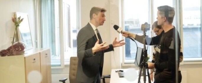 Før pandemien: Her blir statsråd Asheim intervjua av Khrono etter nøkkeloverrekkinga i Kunnskapsdepartementet 24.januar 2020 . Før pandemien: Her blir statsråd Asheim intervjua av Khrono etter nøkkeloverrekkinga i Kunnskapsdepartementet 24.januar 2020 .